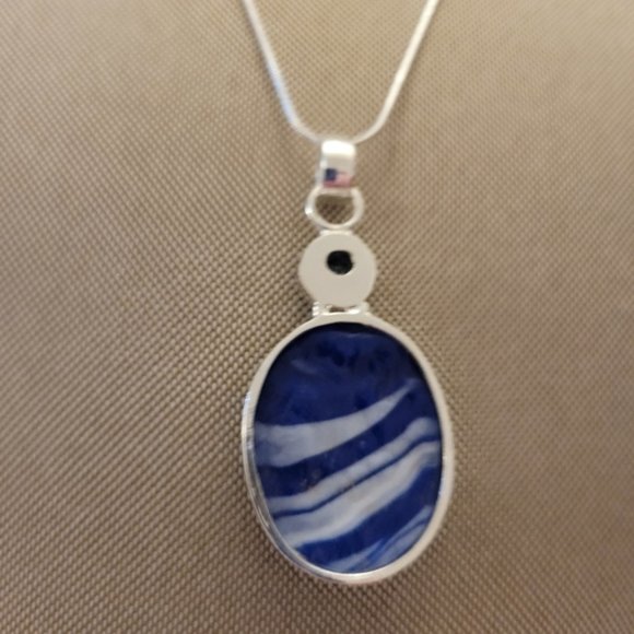 Charming Banded Agate Gemstone Pendant Necklace - Picture 9 of 10